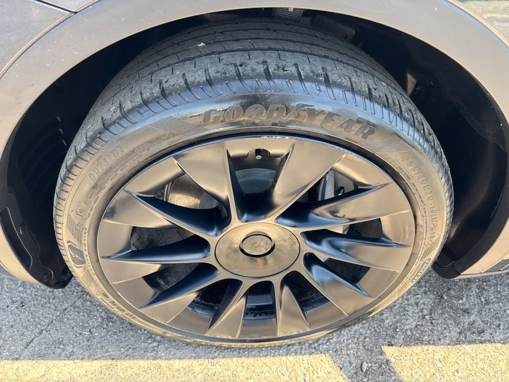 Used 2024 Tesla Model Y Long Range AWD/4WD image 18