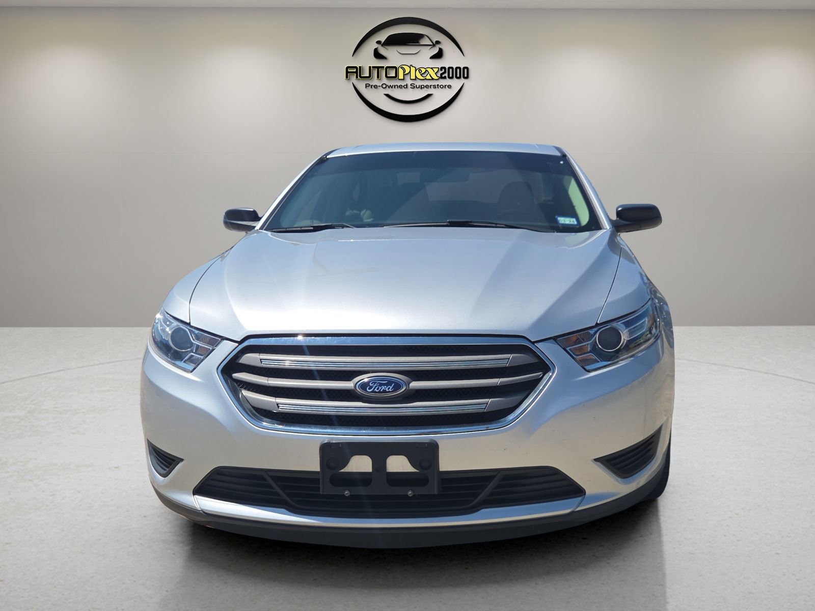 Used 2018 Ford Taurus SE FWD image 2
