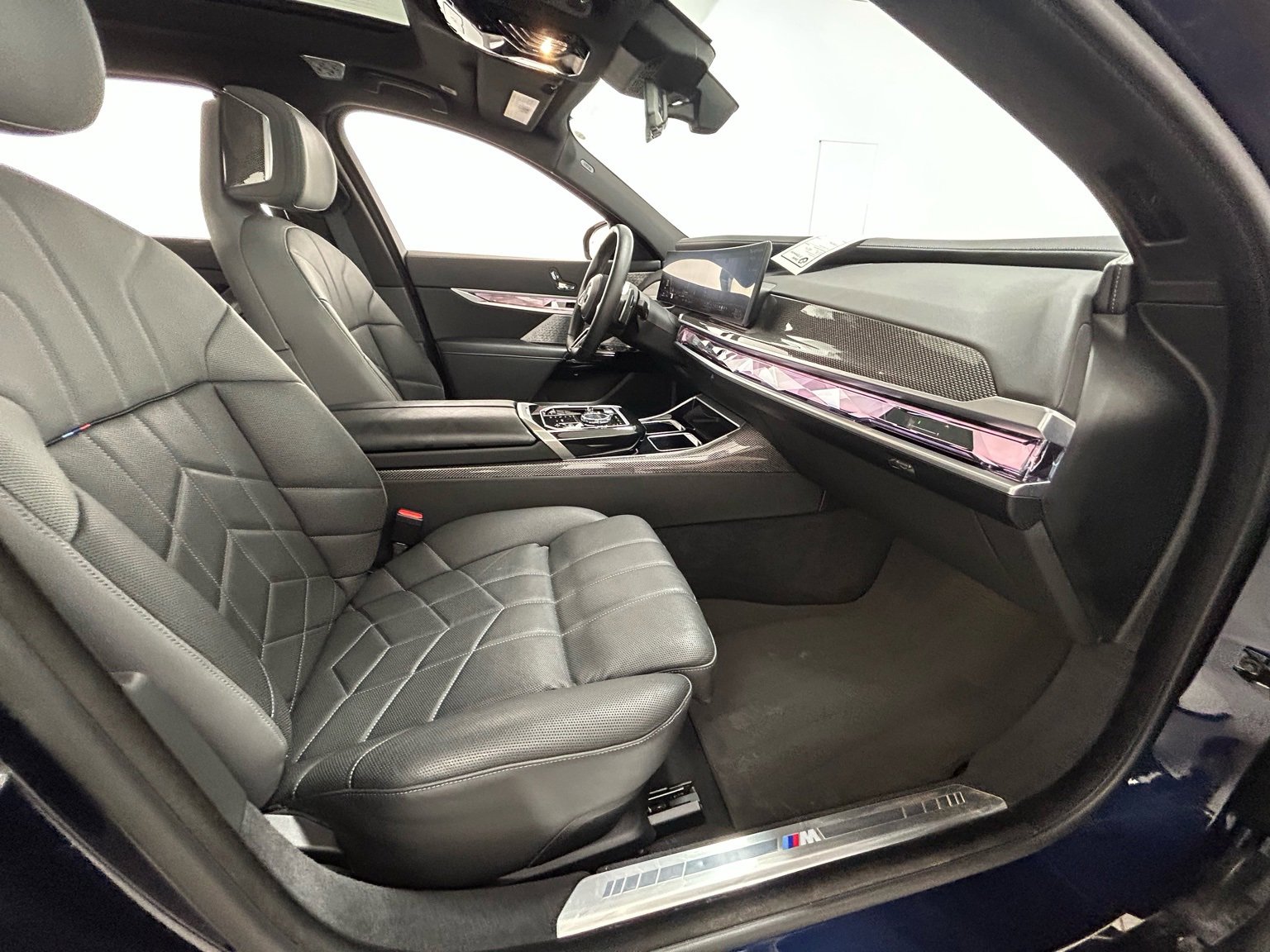 Used 2023 BMW 760i xDrive image 39