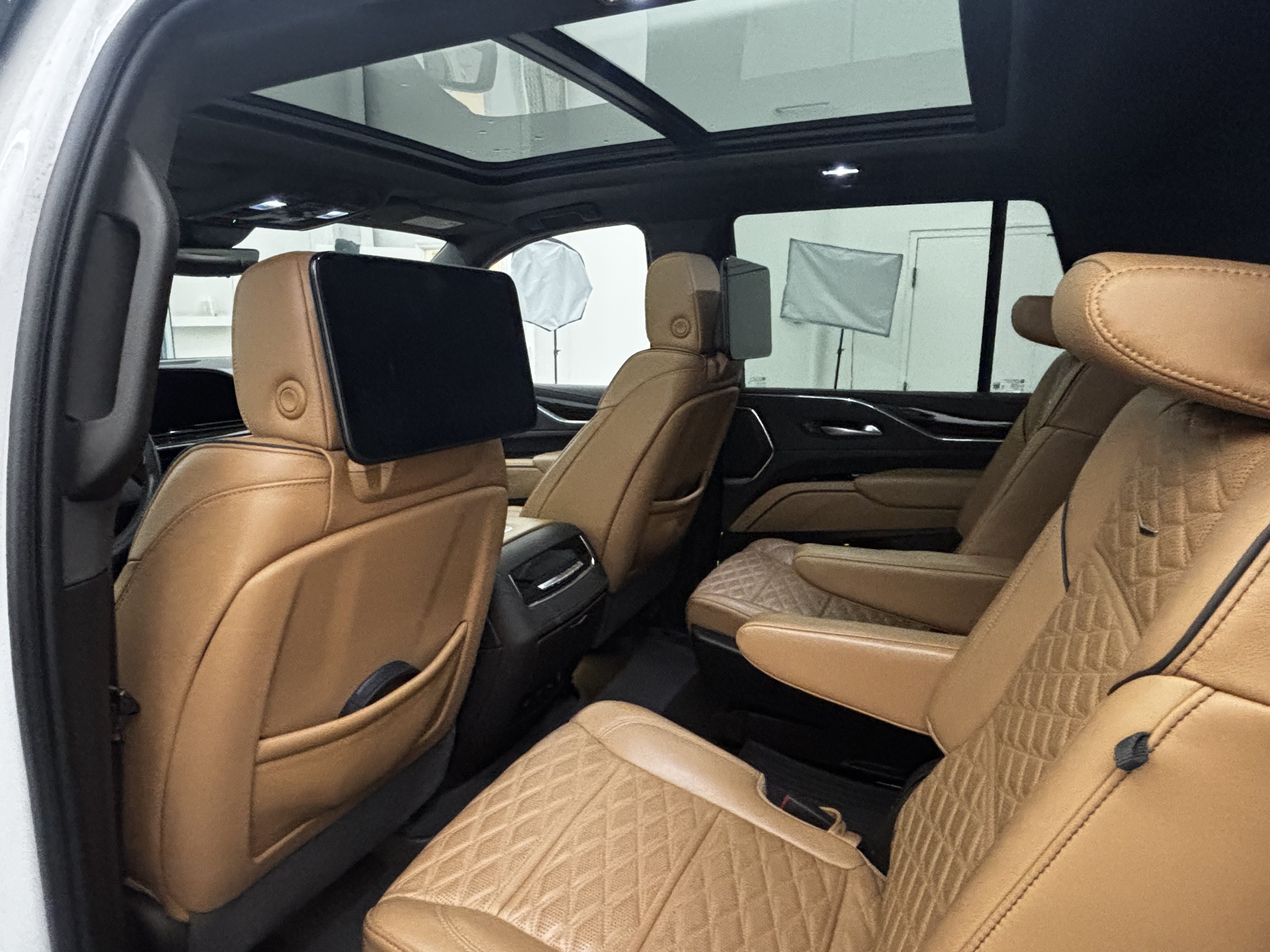 Used 2024 Cadillac Escalade Premium Luxury w/ Performance Package AWD/4WD image 15