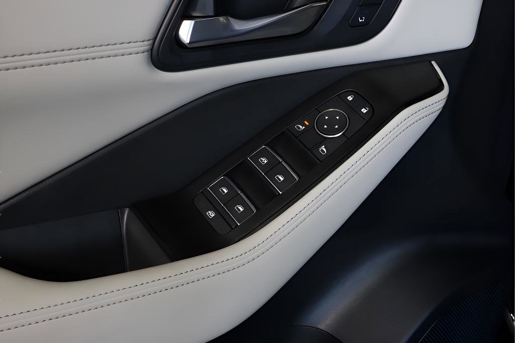 Used 2025 Nissan Rogue SL w/ Tech Package image 9