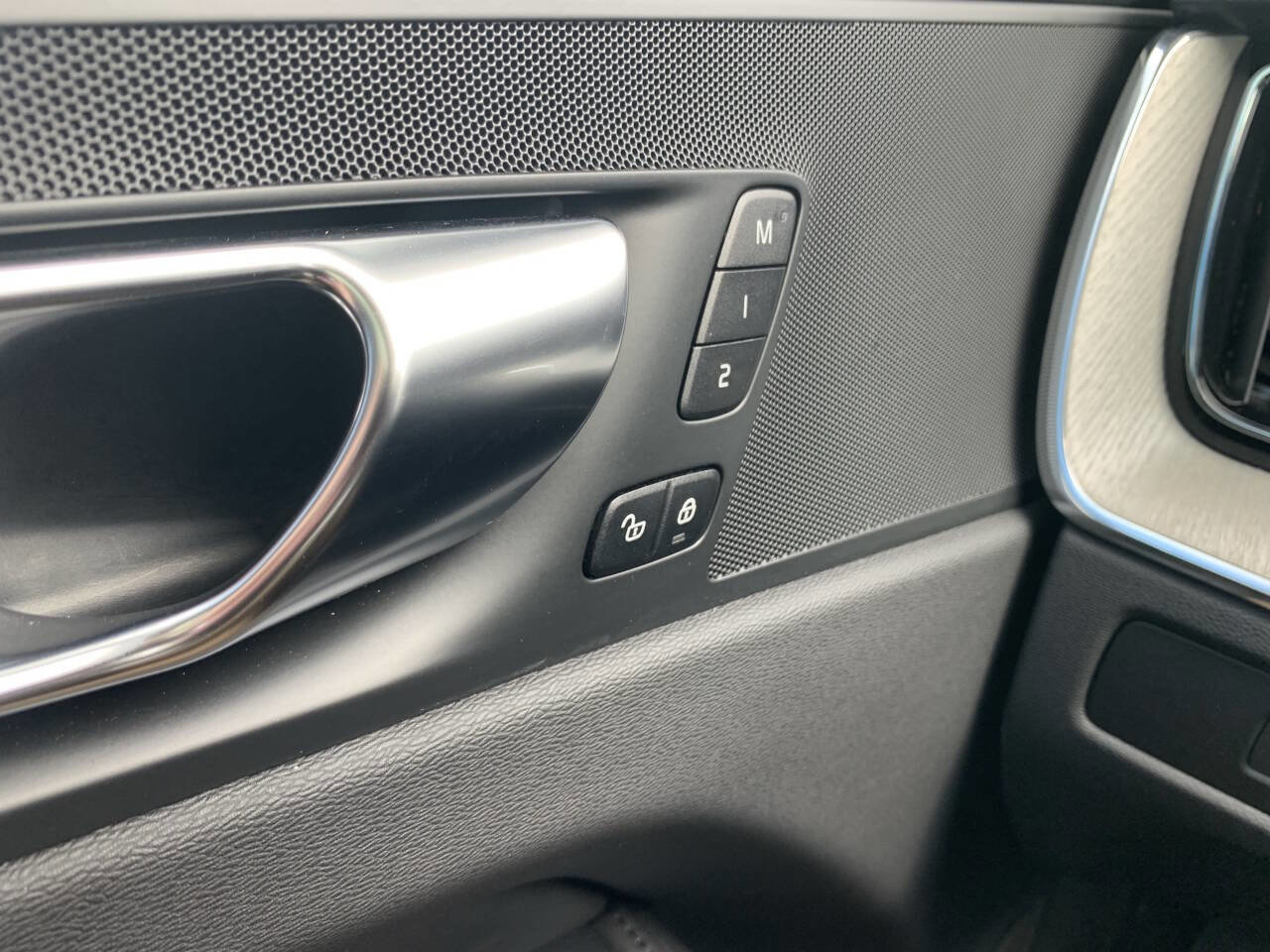 Used 2025 Volvo XC60 B5 Plus w/ Climate Package image 22