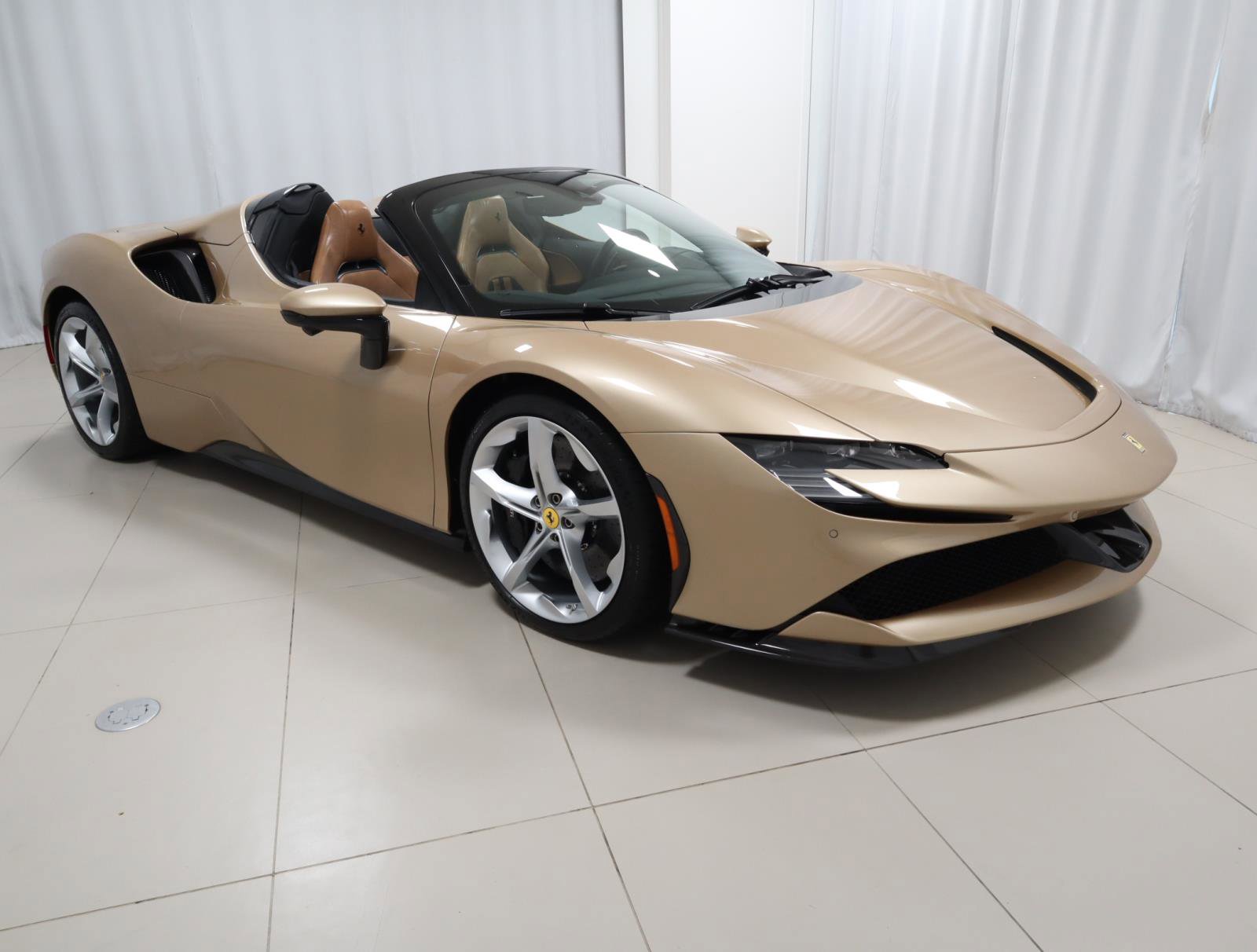 Used 2022 Ferrari SF90 Spider image 6