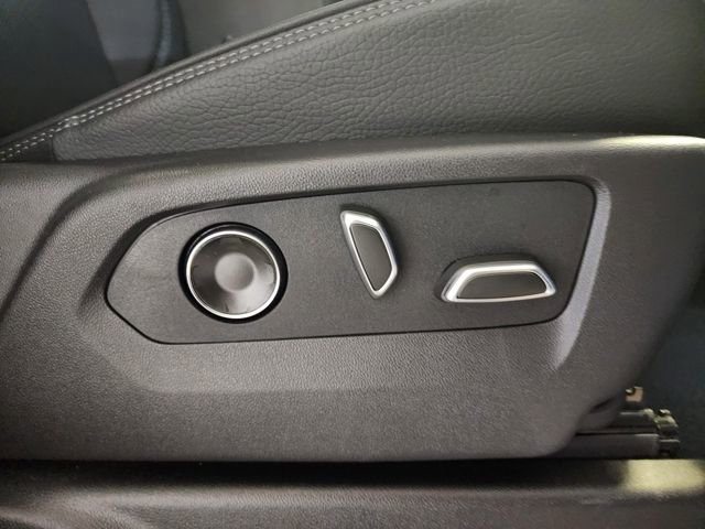 Used 2025 GMC Yukon XL Denali w/ Advanced Technology Package image 24