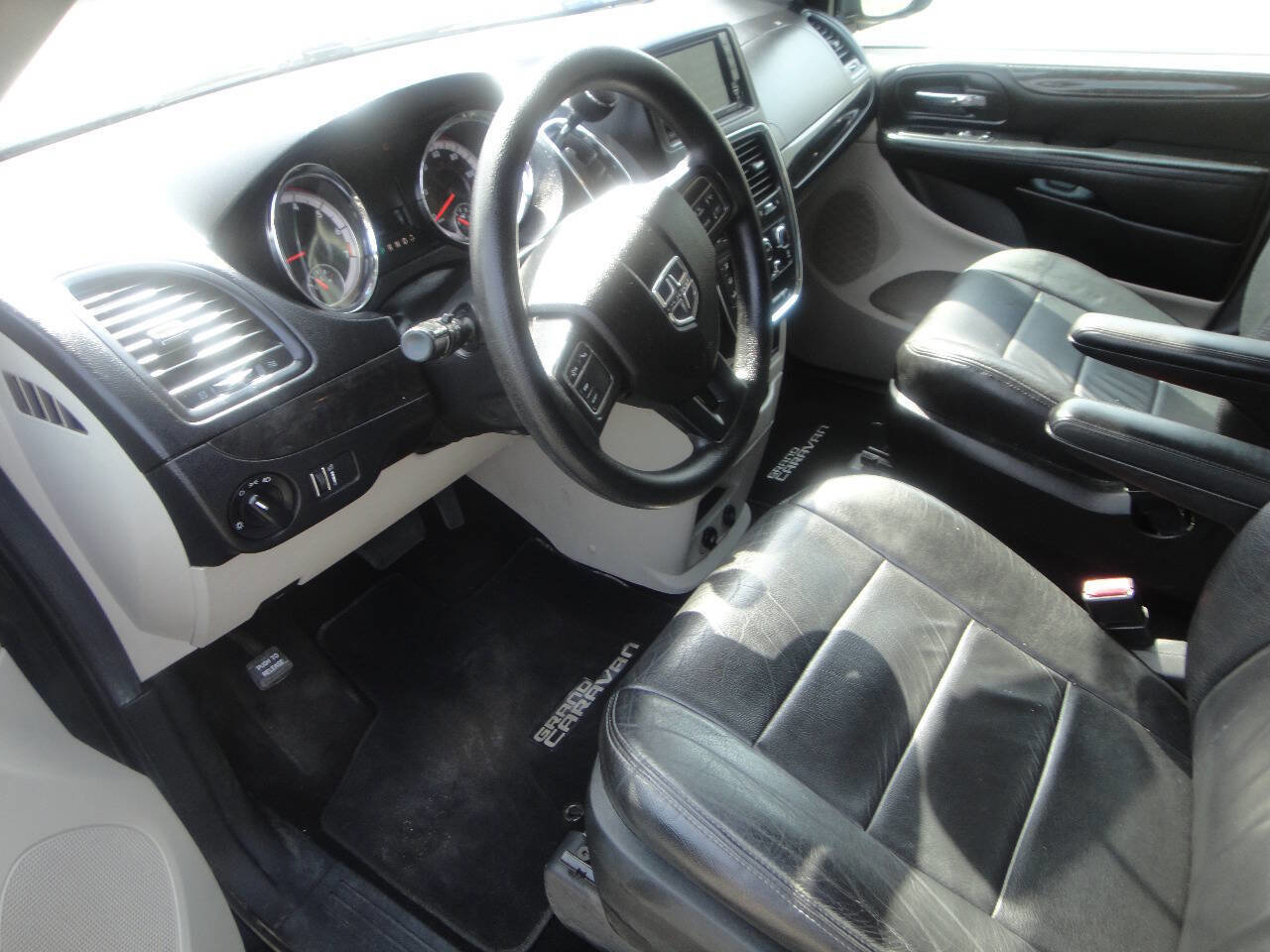 Used 2018 Dodge Grand Caravan SE w/ UConnect Hands-Free Group image 7