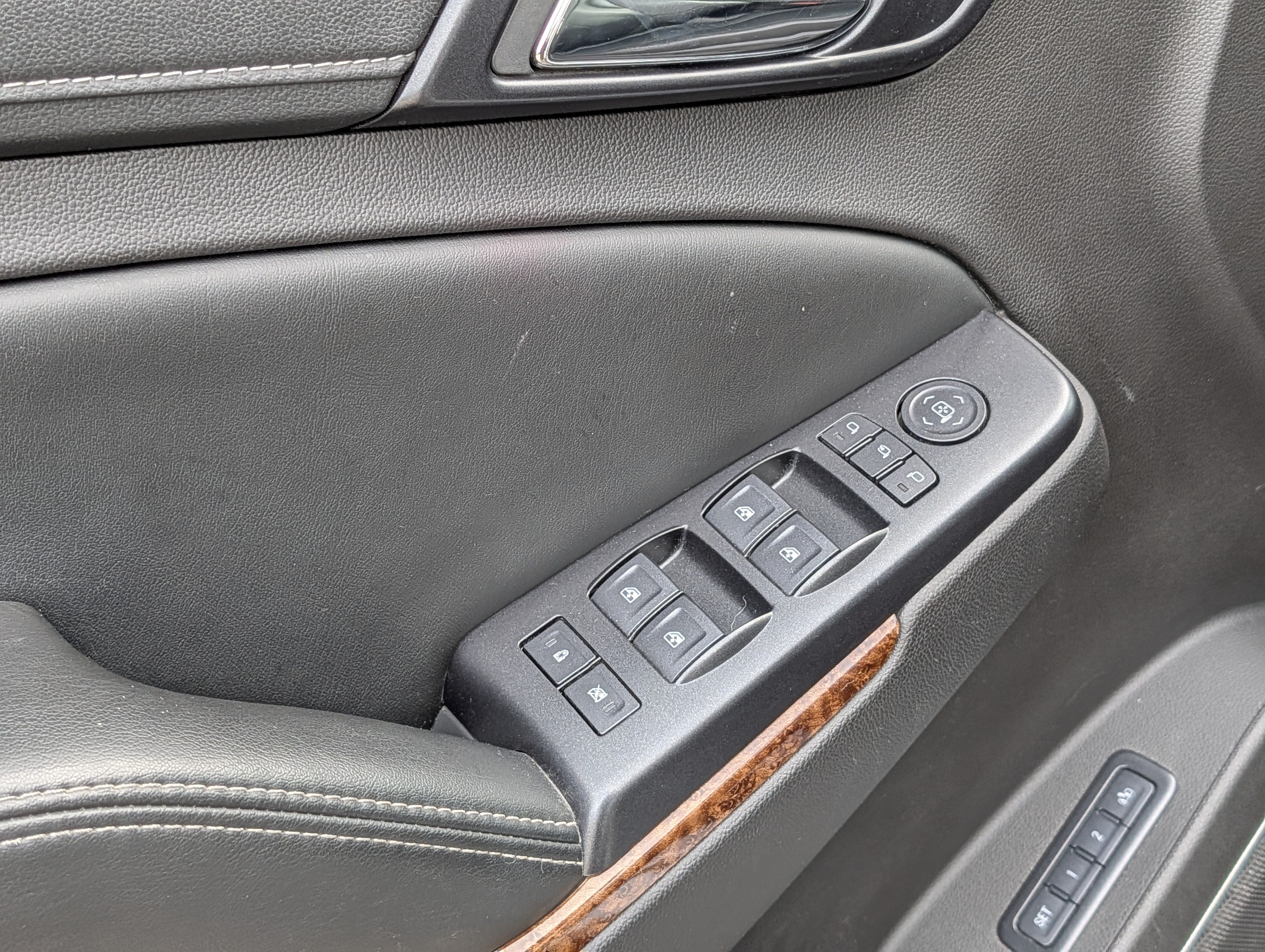 Used 2015 Chevrolet Tahoe LTZ AWD/4WD image 23