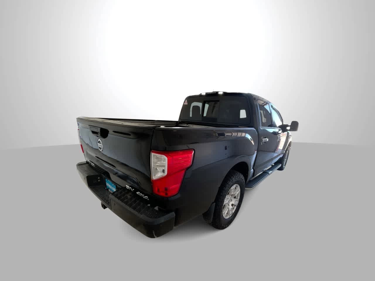 Used 2017 Nissan Titan SV AWD/4WD image 8