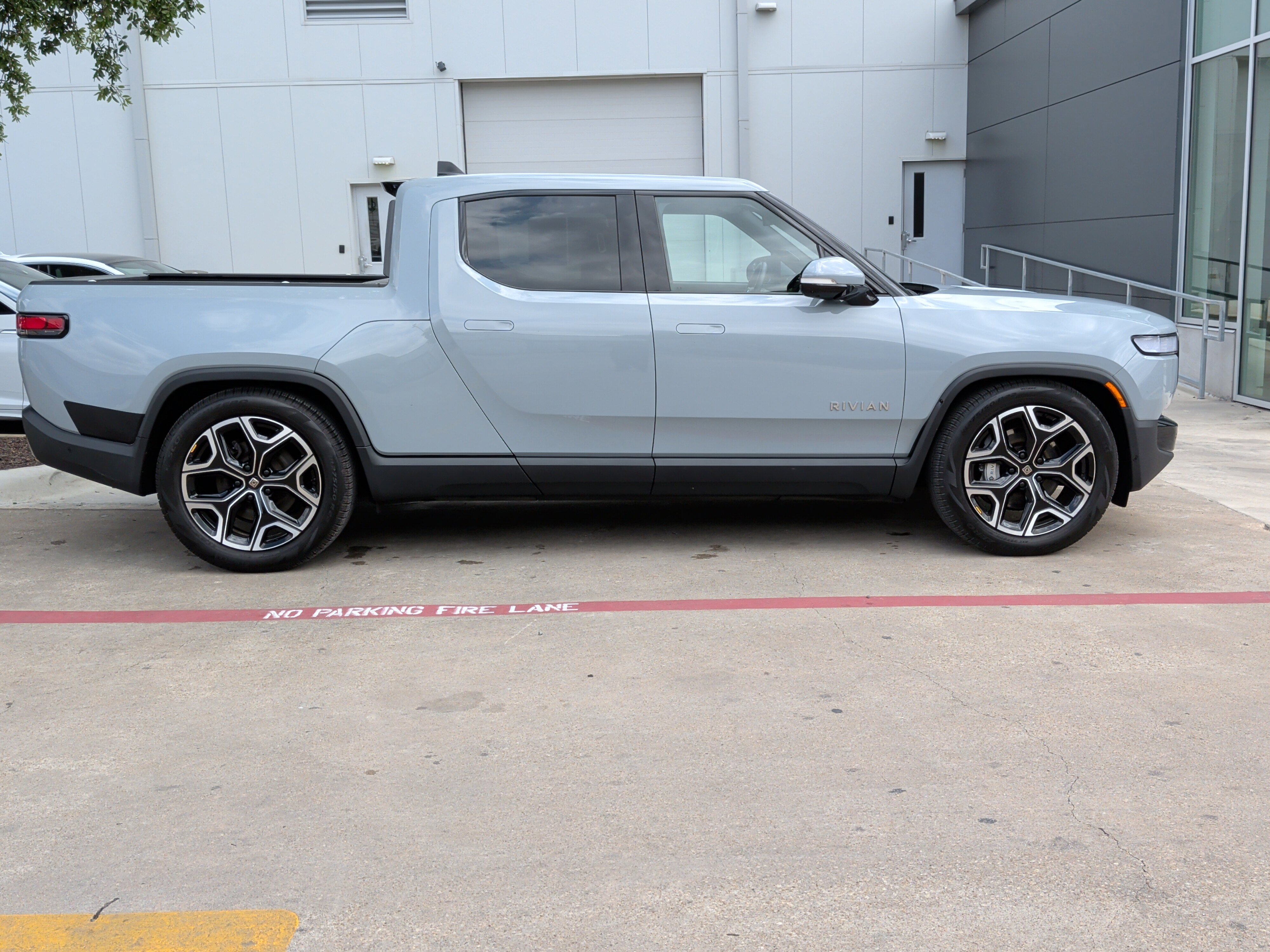 Used 2024 Rivian R1T Adventure image 11