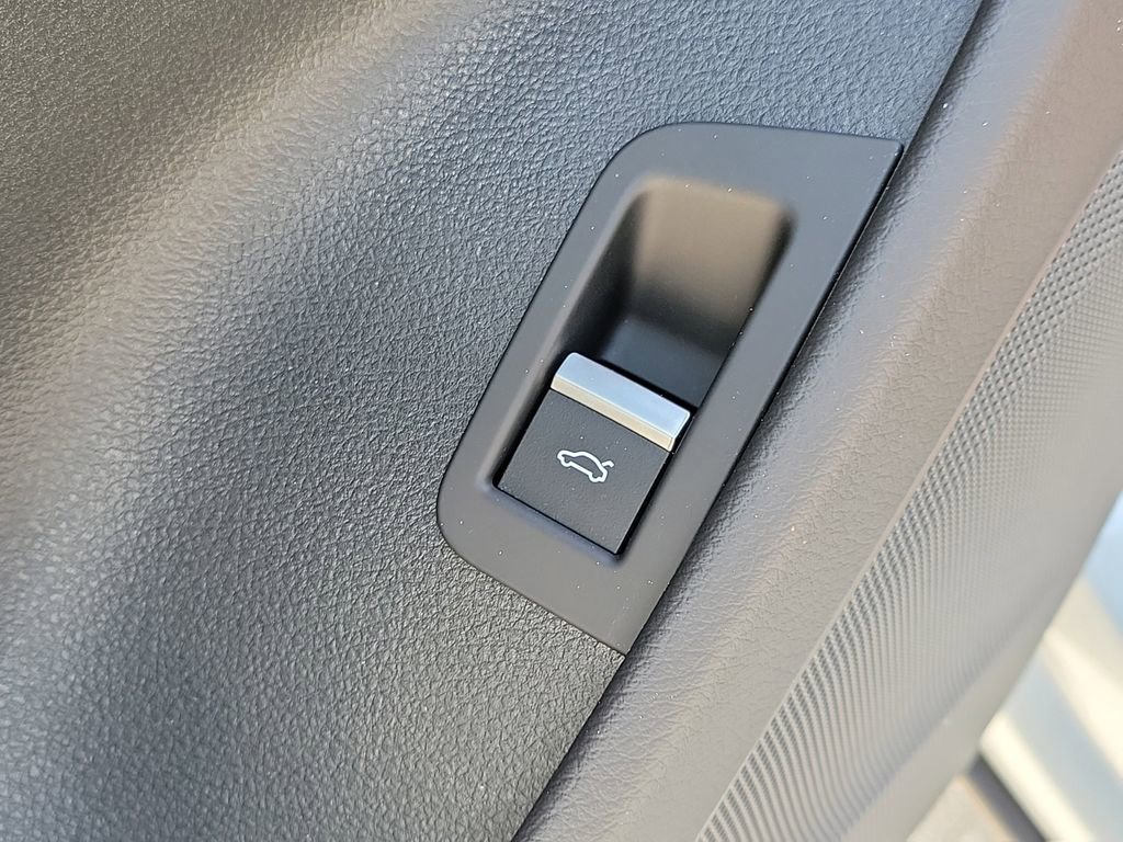 Used 2024 Audi Q8 Premium image 27