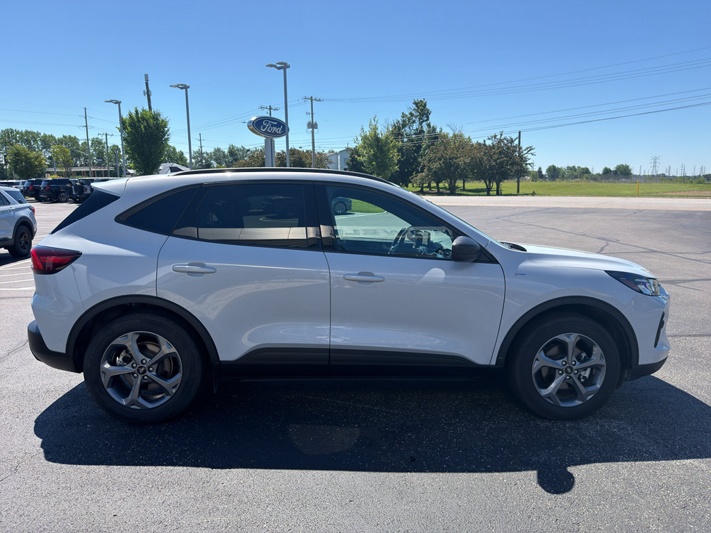 Used 2025 Ford Escape ST-Line FWD image 5