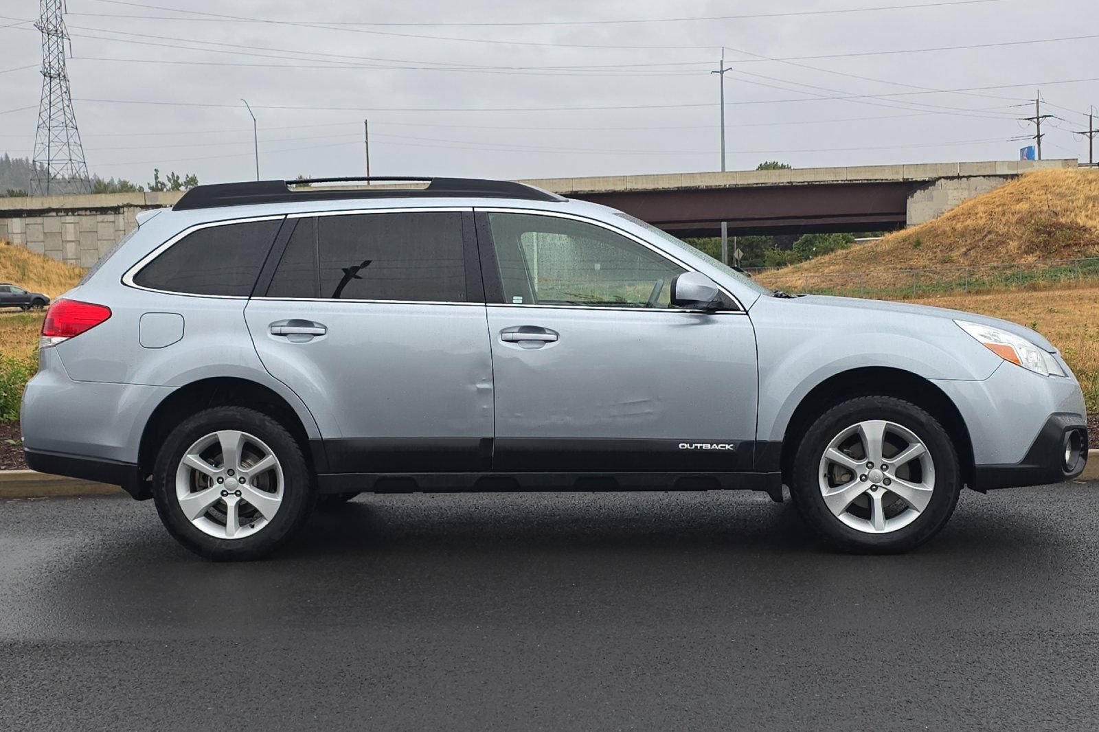 Used 2013 Subaru Outback 2.5i Premium AWD/4WD image 2