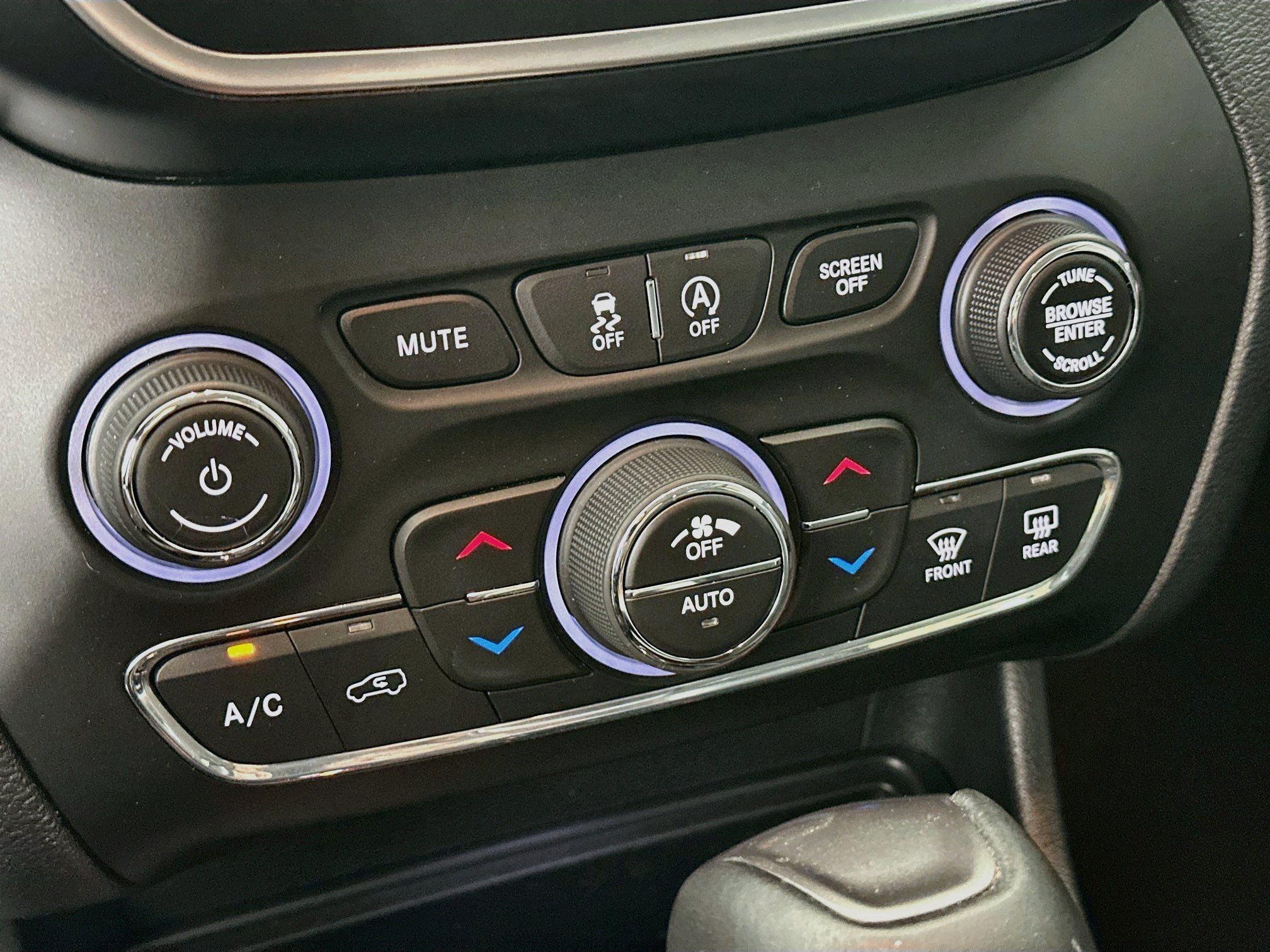 Used 2019 Jeep Cherokee Latitude Plus w/ Comfort/Convenience Group AWD/4WD image 19