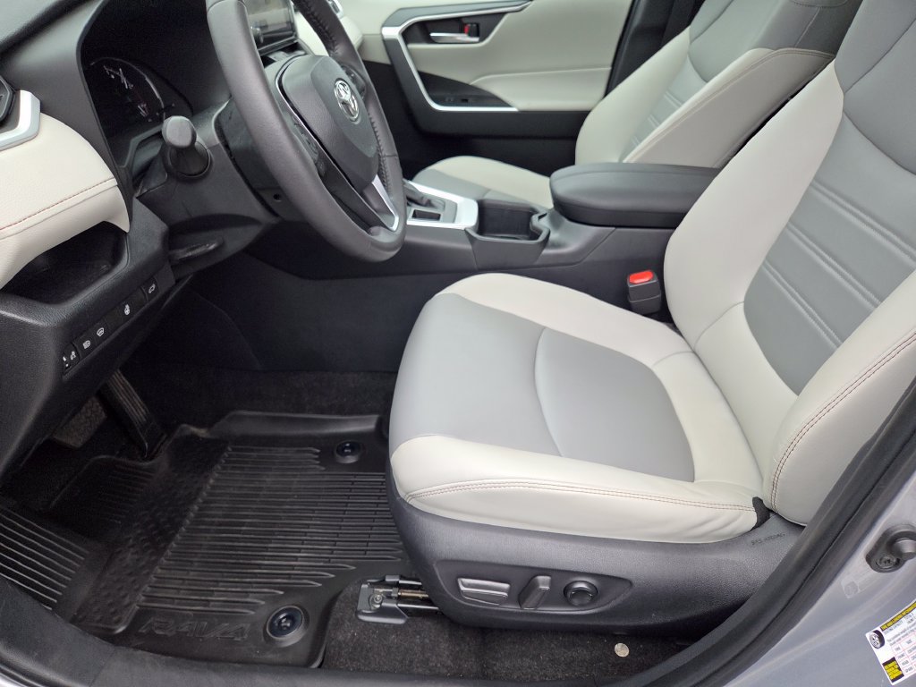 Used 2023 Toyota RAV4 XLE Premium AWD/4WD image 6