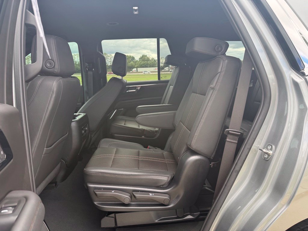 Used 2025 Chevrolet Tahoe High Country AWD/4WD image 16