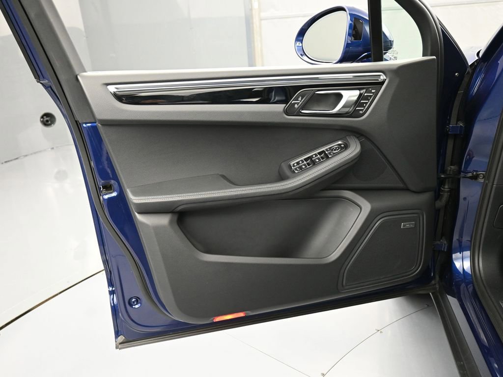 Certified 2025 Porsche Macan image 15