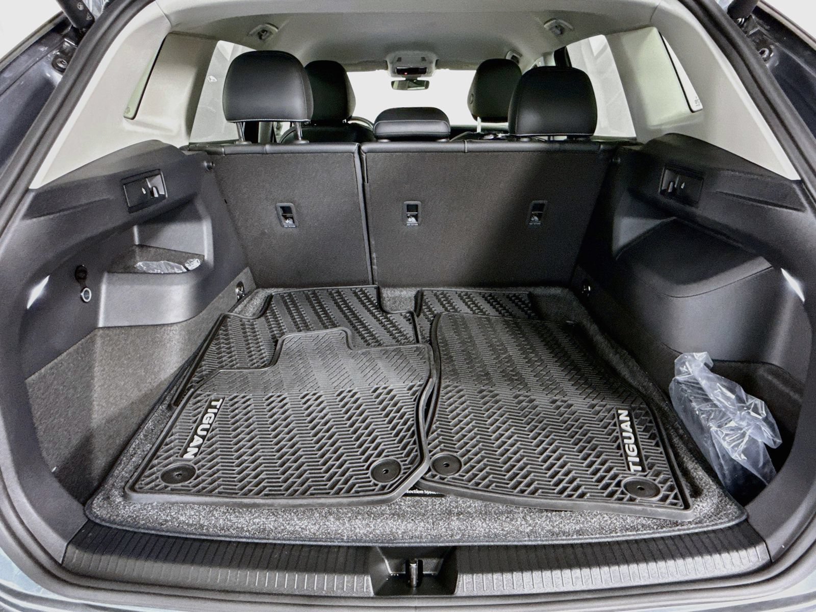 Certified 2025 Volkswagen Tiguan SE AWD/4WD image 21