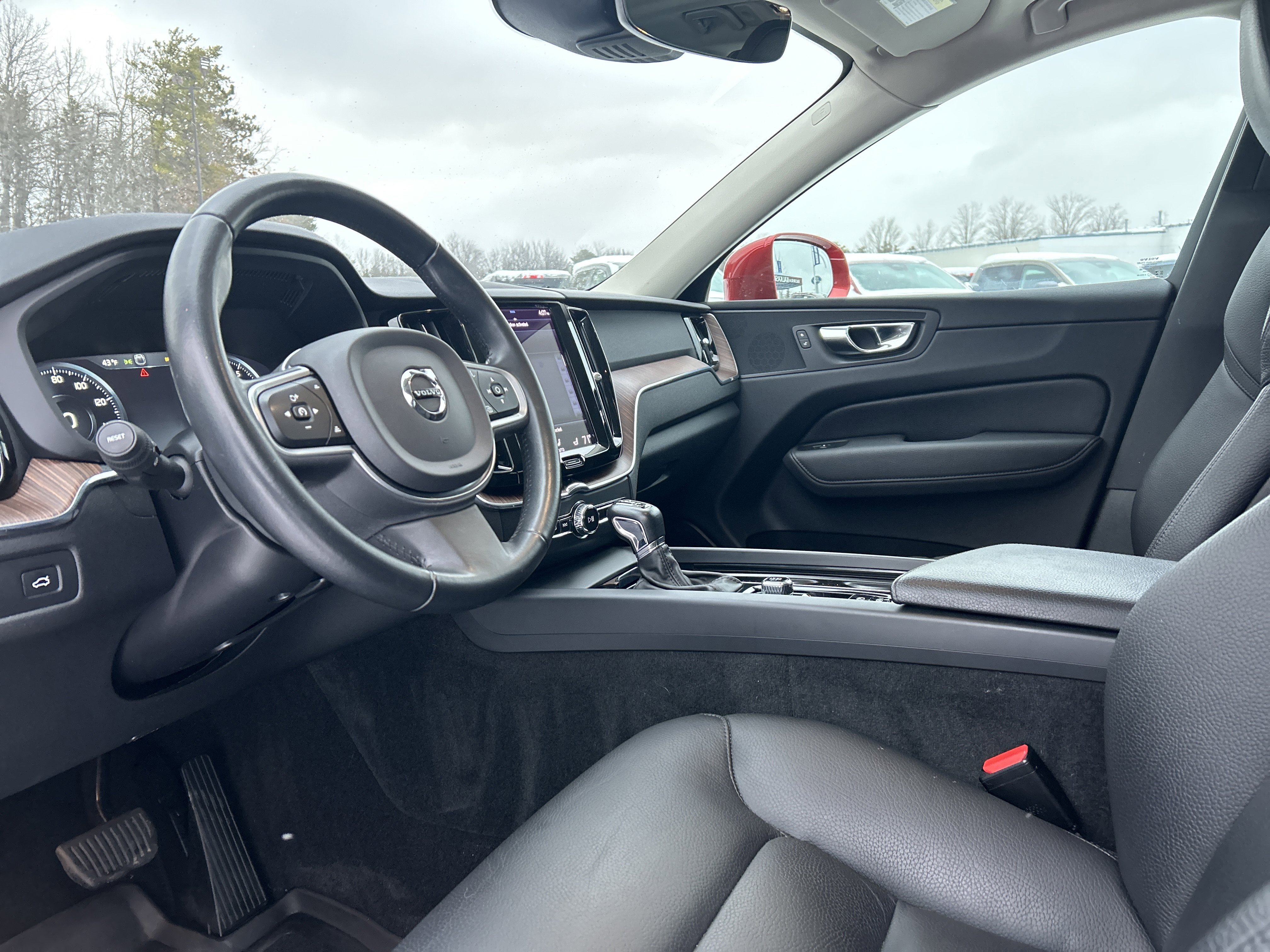 Used 2021 Volvo XC60 T5 Momentum image 13