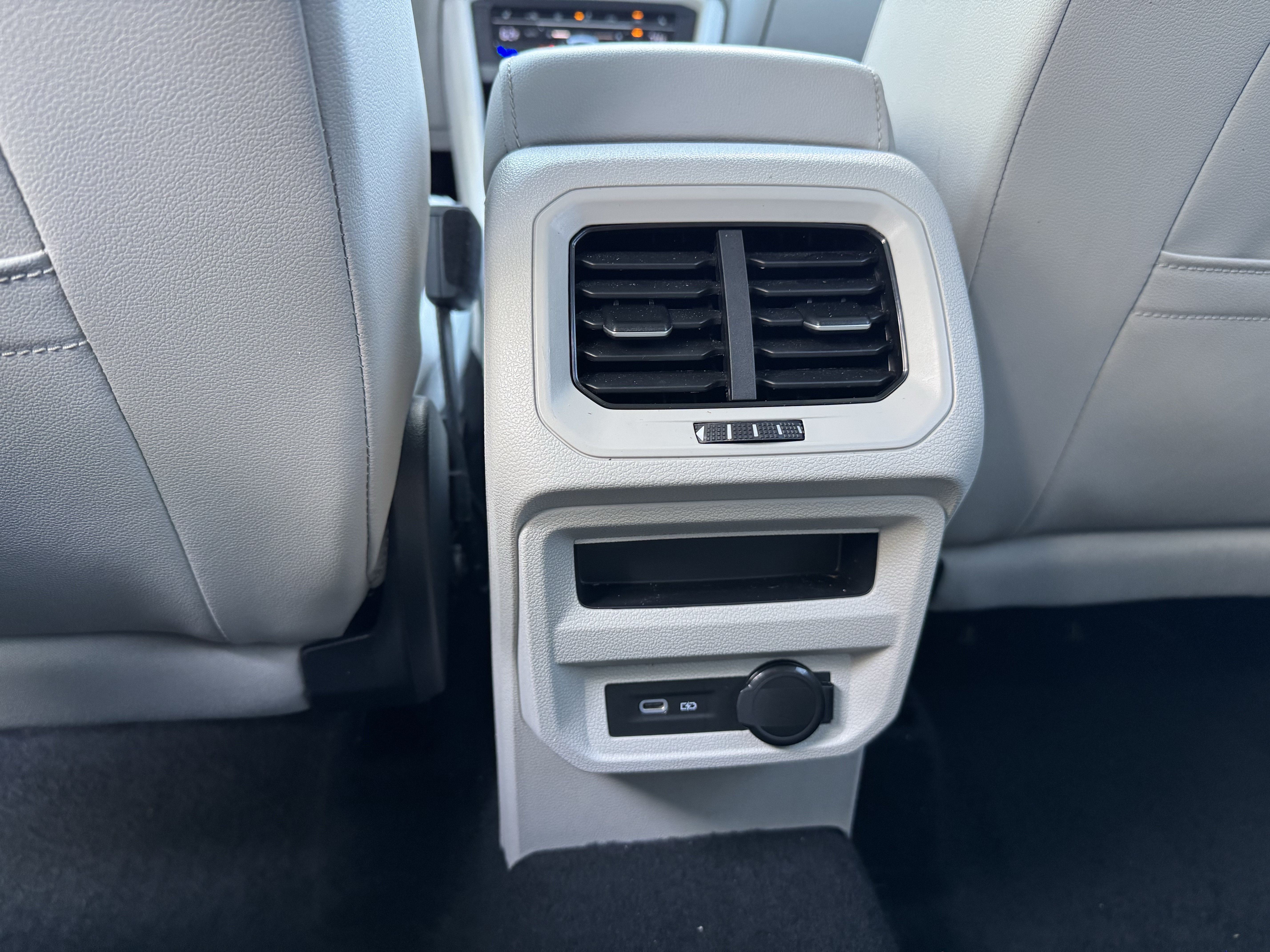 Certified 2024 Volkswagen Tiguan SE FWD image 33