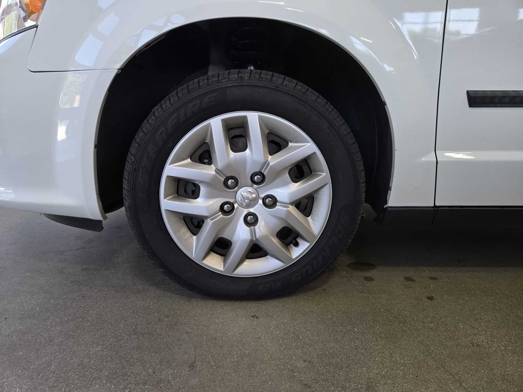 Used 2014 RAM C/V Tradesman w/ UConnect Hands-Free Group FWD image 21