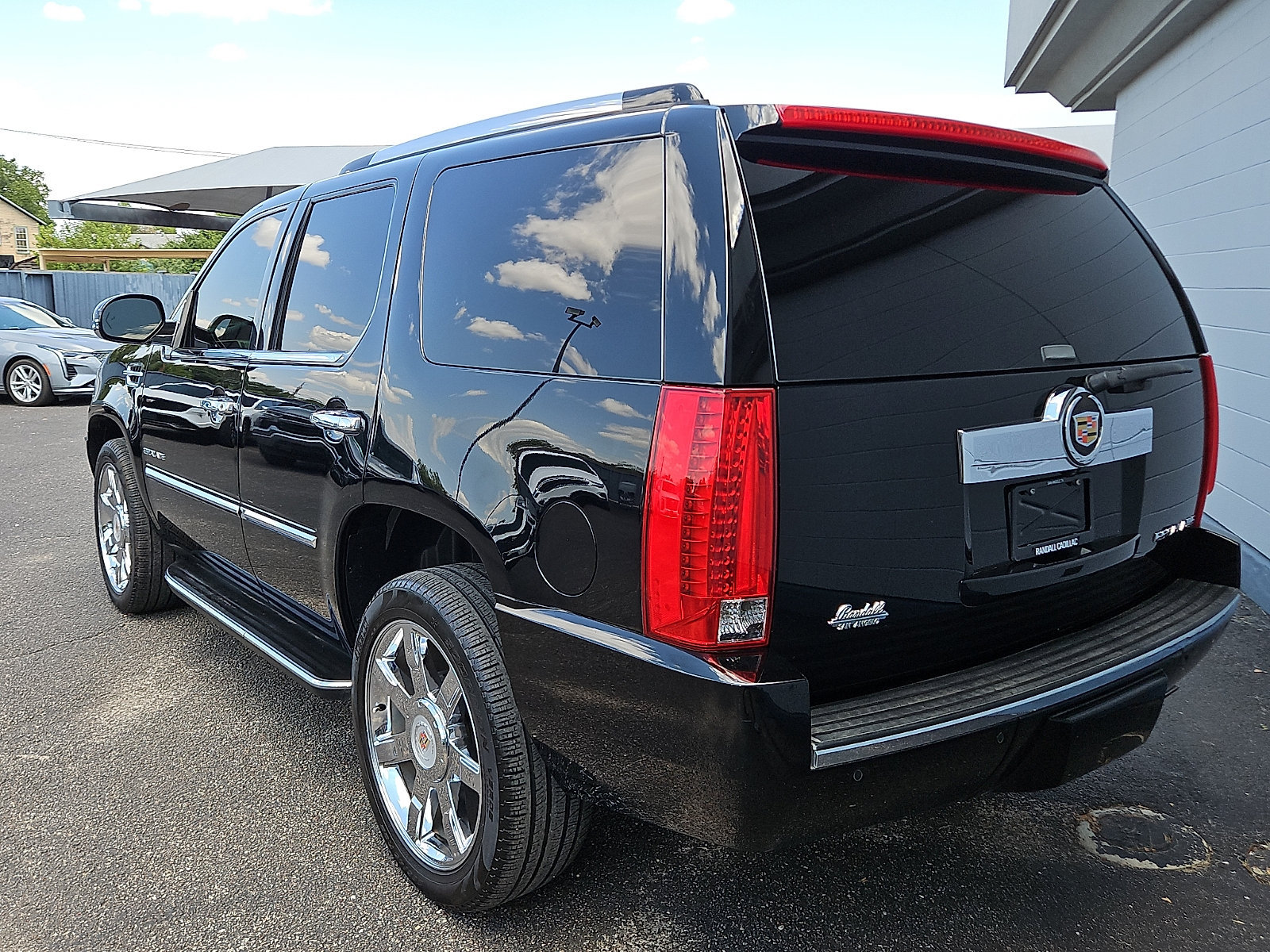 Used 2014 Cadillac Escalade Luxury RWD image 3