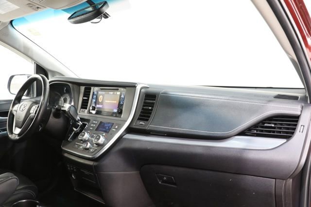 Used 2017 Toyota Sienna SE w/ SE Preferred Package FWD image 14