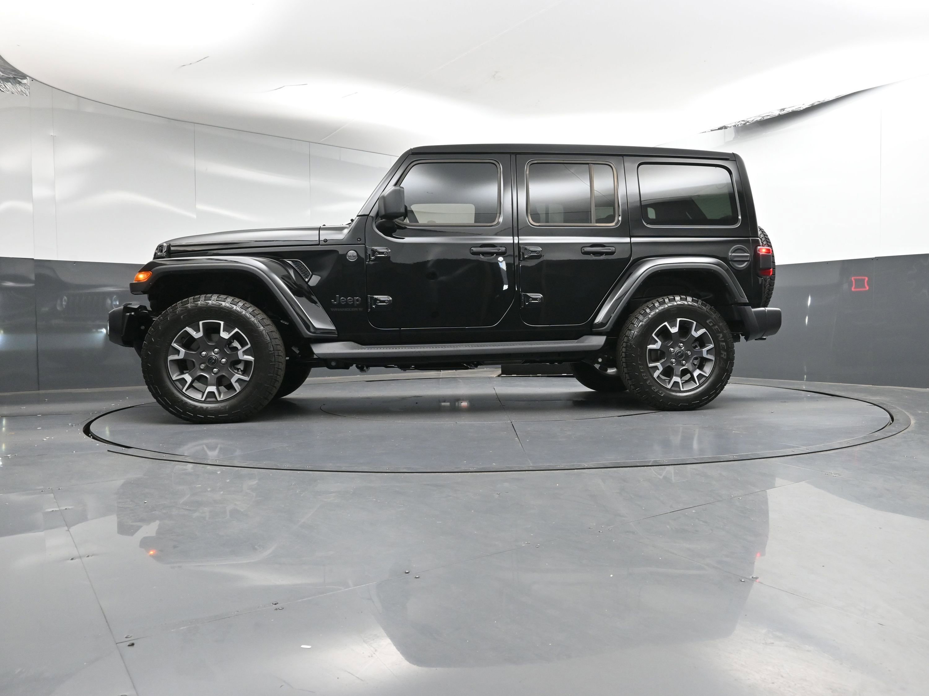 Used 2025 Jeep Wrangler Sahara image 31