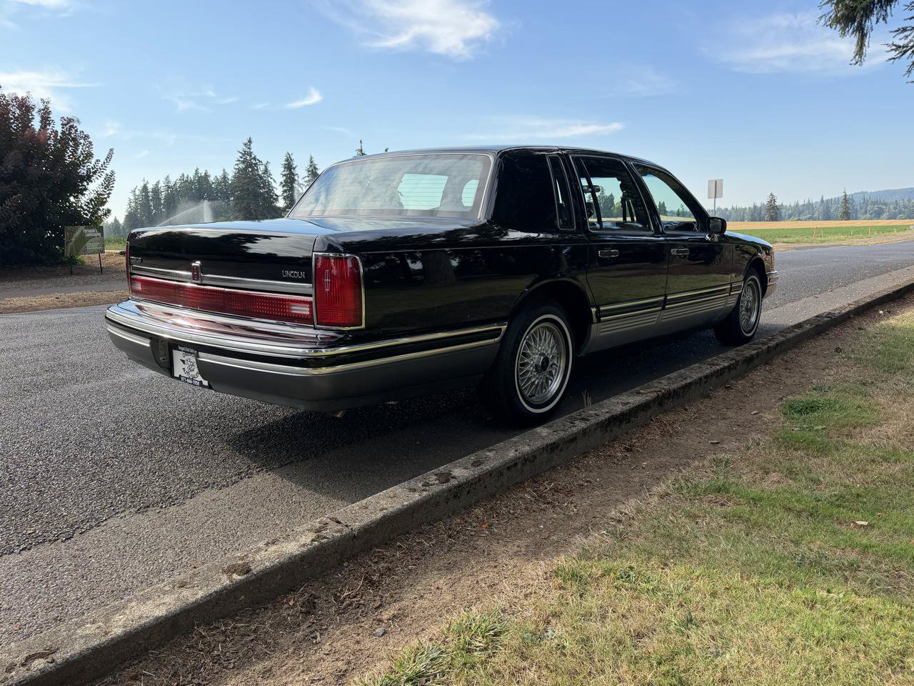 Used 1993 Lincoln Town Car Signature RWD image 12