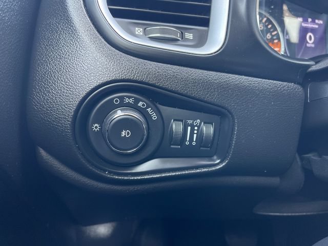 Used 2018 Jeep Renegade Latitude w/ Cold Weather Group AWD/4WD image 27
