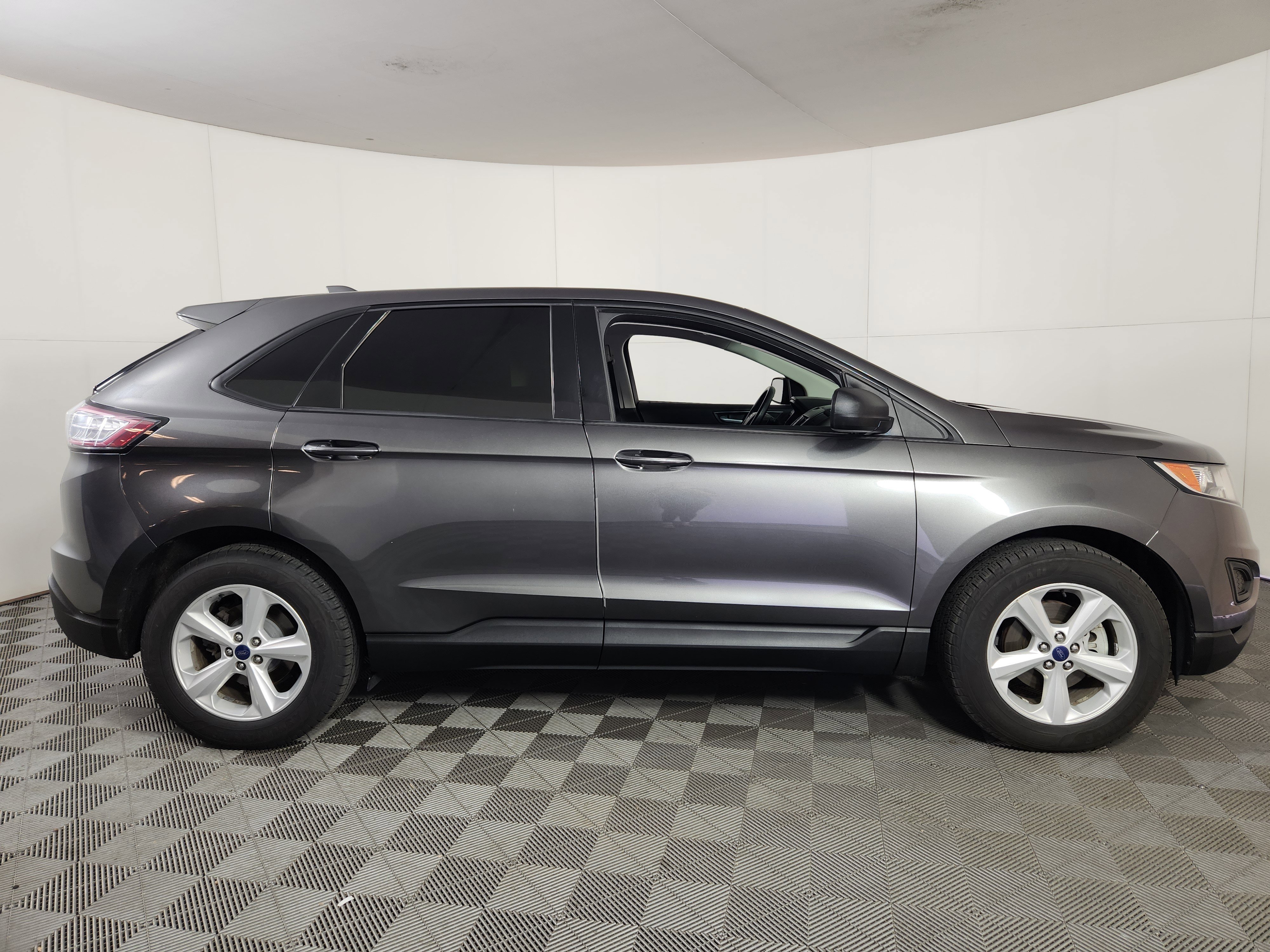Used 2017 Ford Edge SE FWD image 8