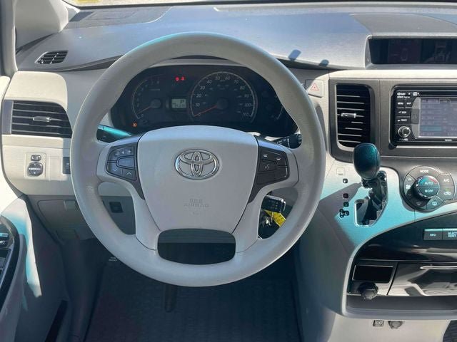 Used 2014 Toyota Sienna LE FWD image 17