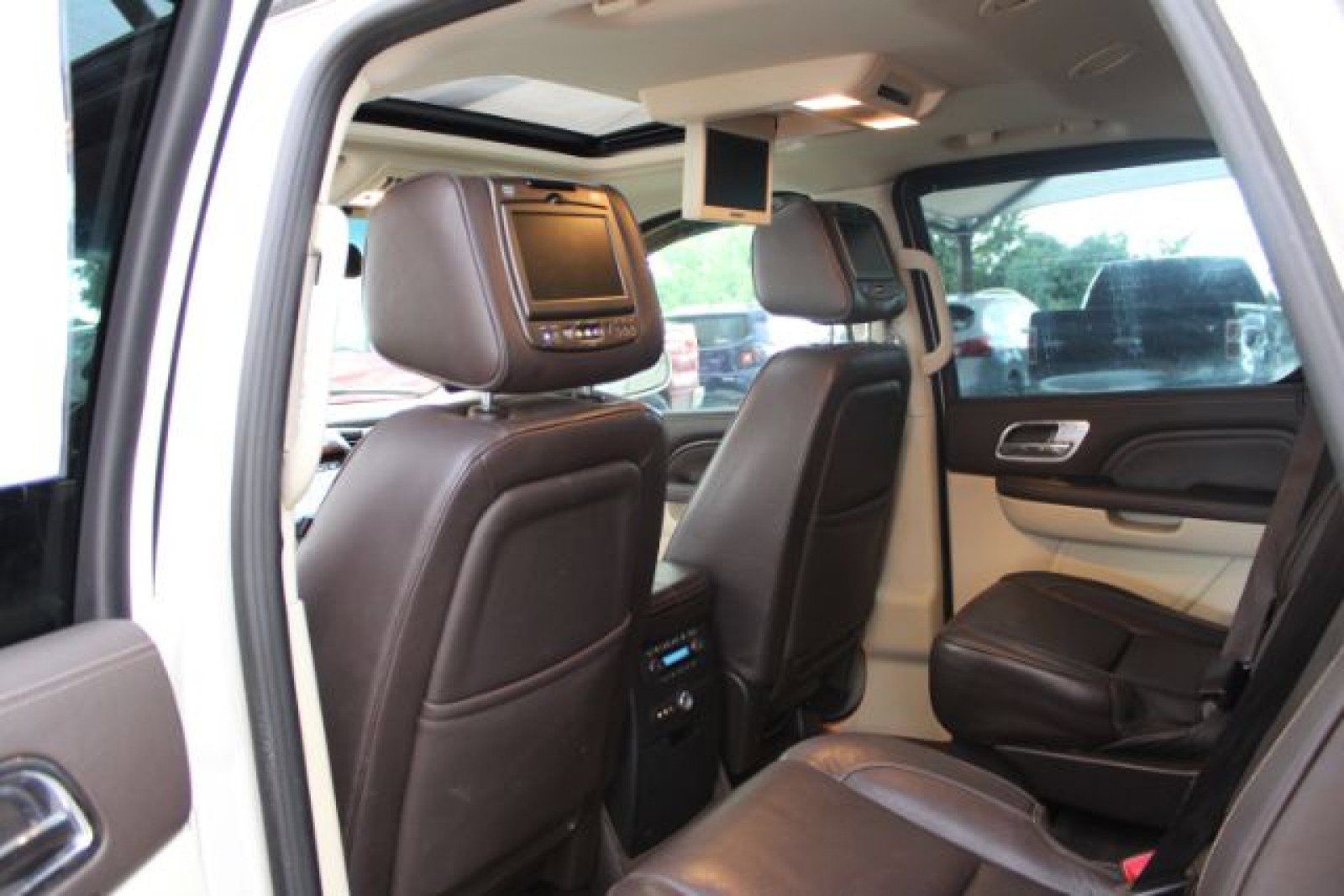 Used 2011 Cadillac Escalade Platinum image 13