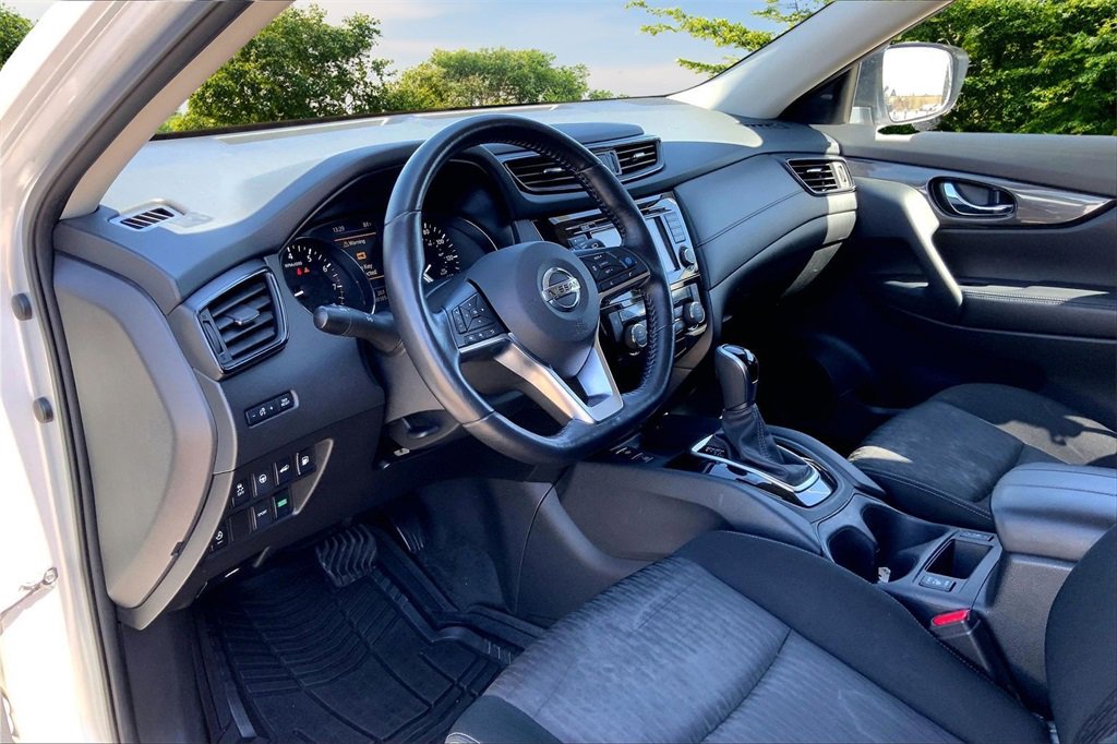 Used 2019 Nissan Rogue SV w/ Premium Package image 17