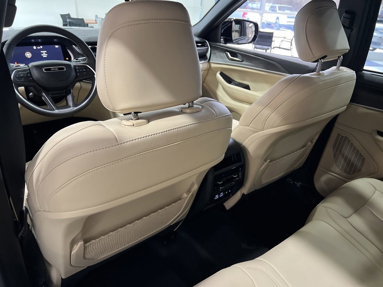 New 2025 Jeep Grand Cherokee Limited w/ Luxury Tech Group II image 23