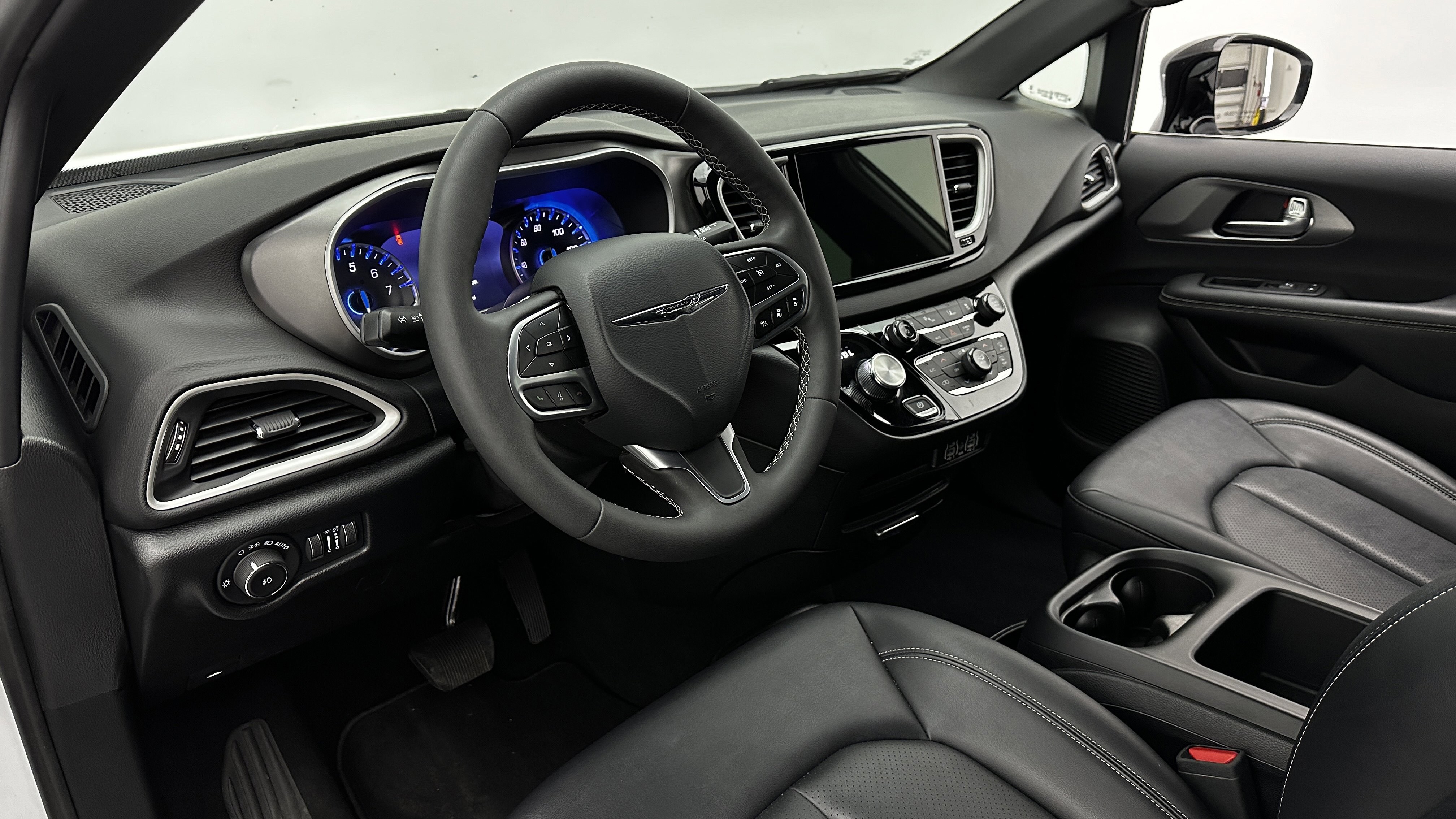 Used 2025 Chrysler Pacifica Select image 7