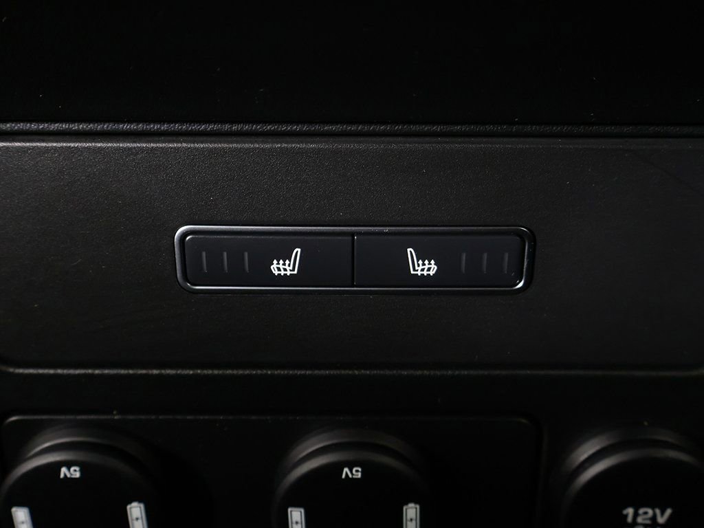 Used 2020 Jaguar F-PACE SVR image 56