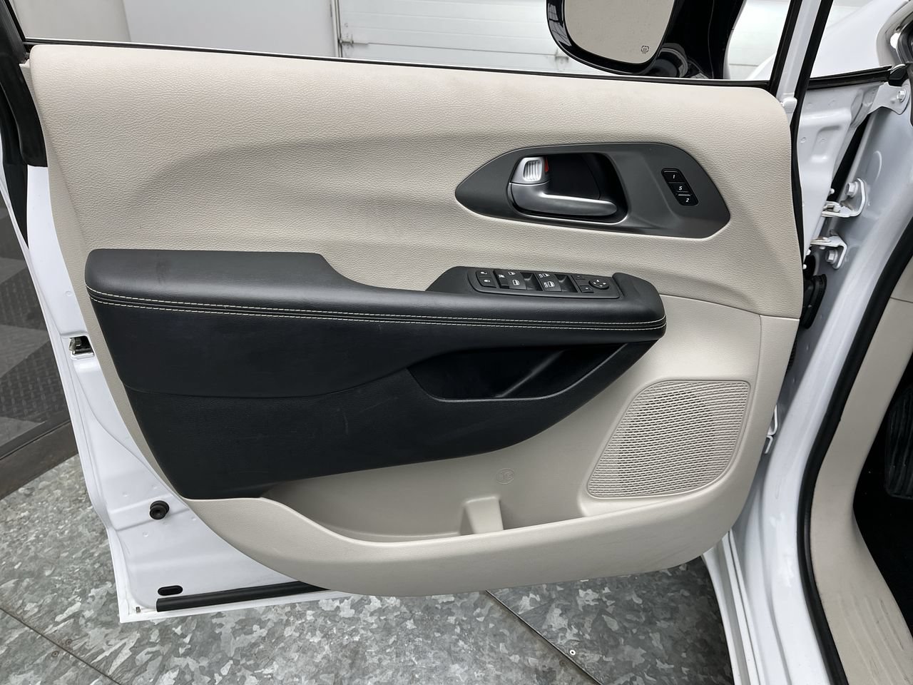 Used 2024 Chrysler Pacifica Touring-L FWD image 7