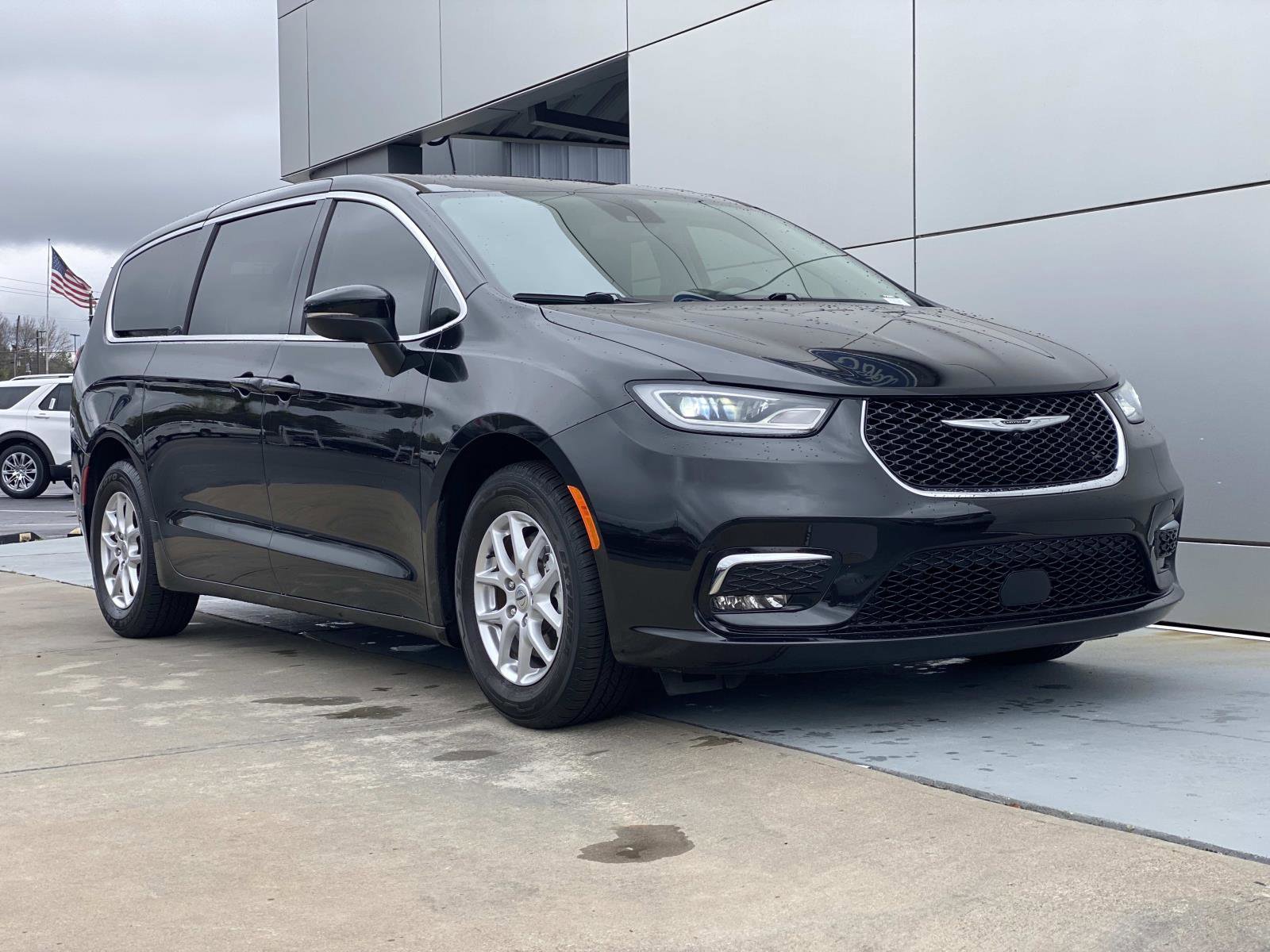 Used 2023 Chrysler Pacifica Touring-L image 1
