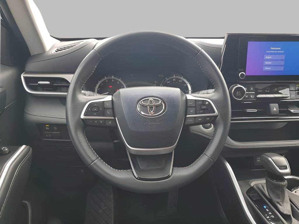 Used 2025 Toyota Highlander LE image 25