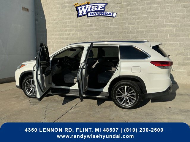 Used 2019 Toyota Highlander XLE FWD image 14