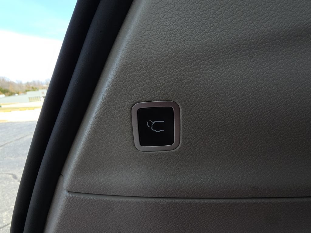 Used 2023 Chrysler Pacifica Touring-L FWD image 32
