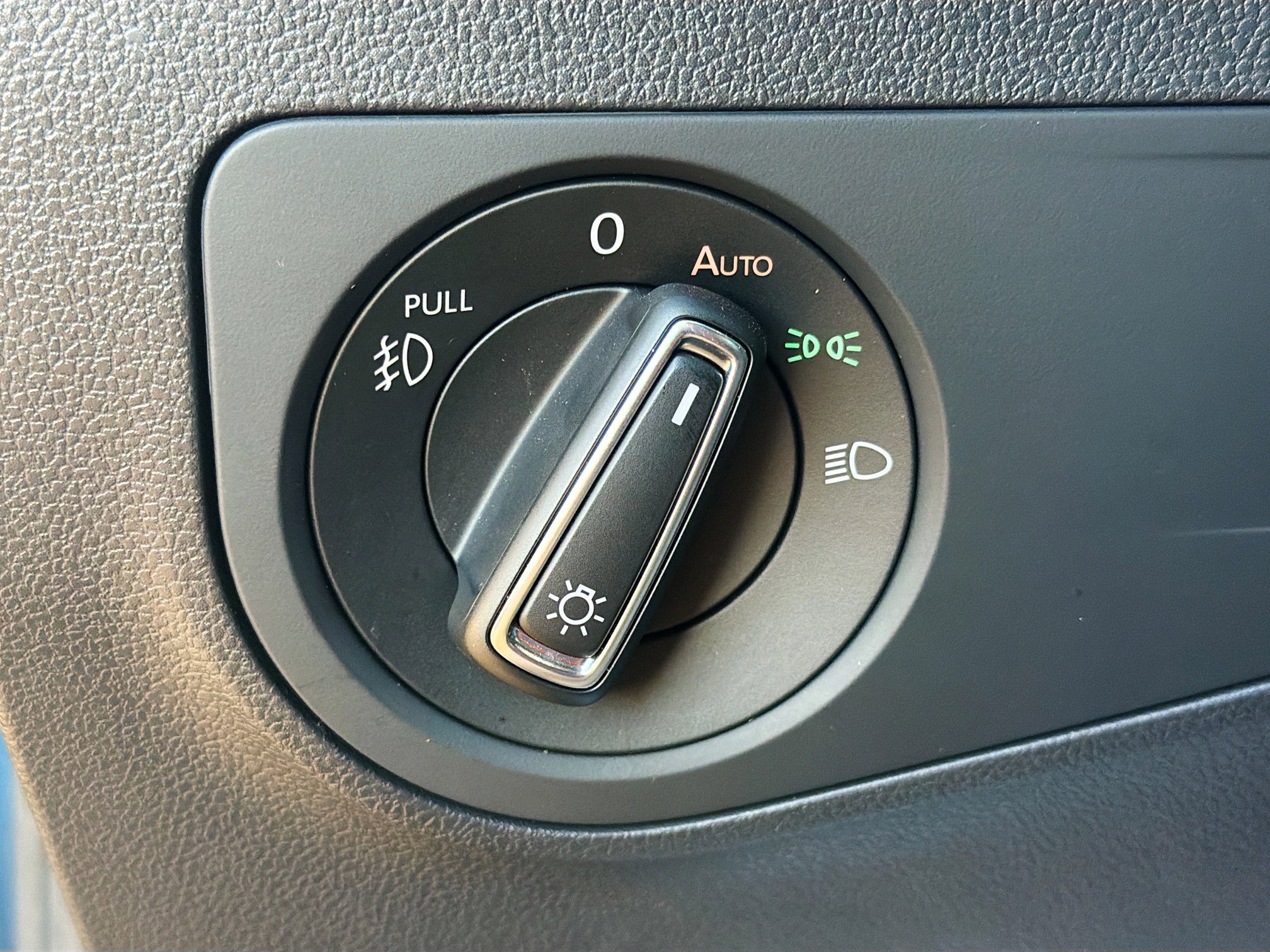 Used 2019 Volkswagen Tiguan SE image 35