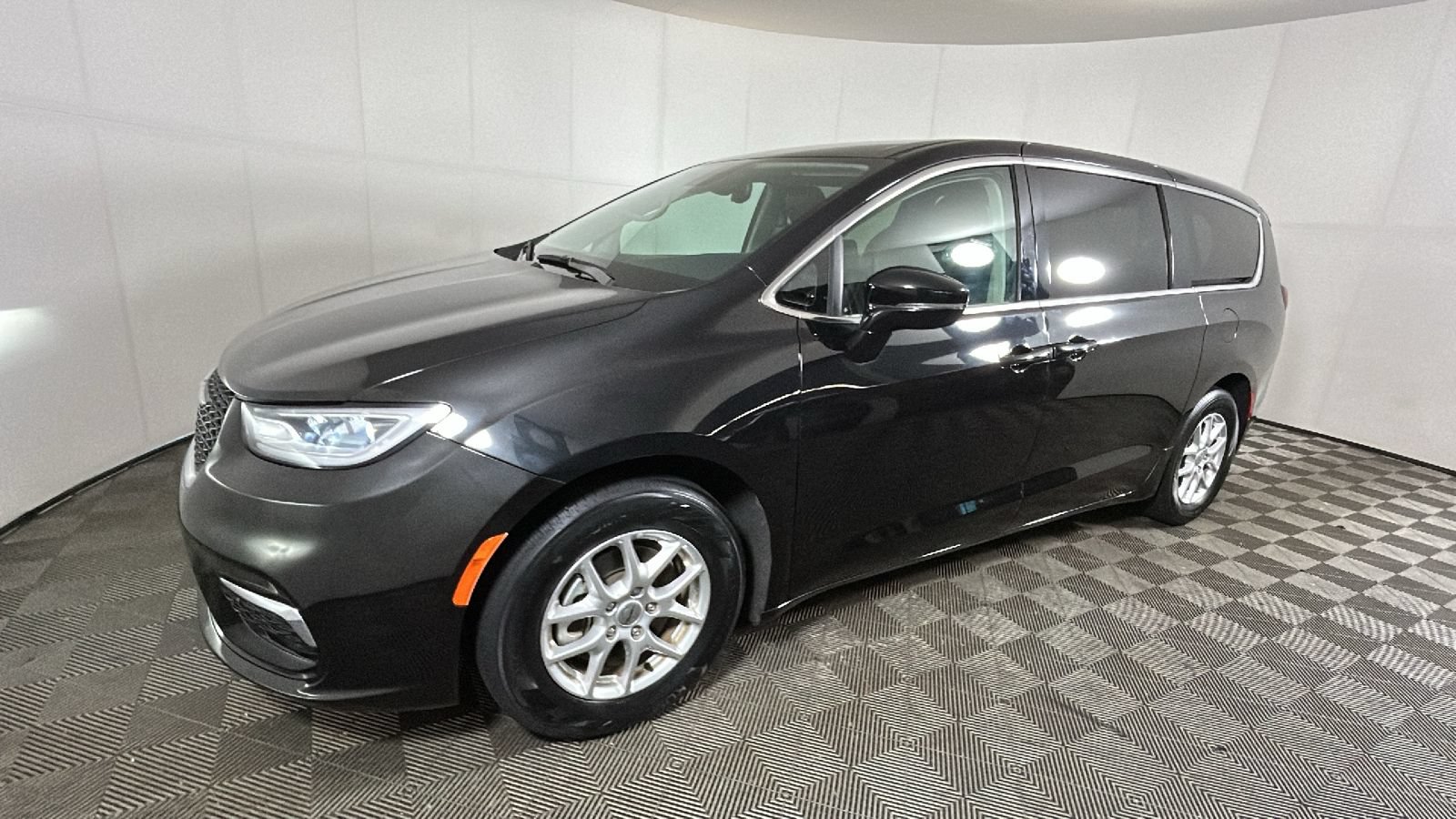 Used 2024 Chrysler Pacifica Touring-L FWD image 7