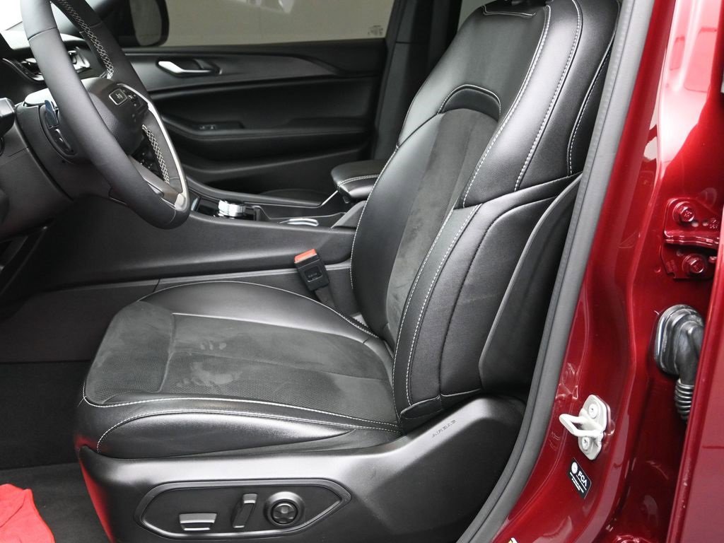 Used 2024 Jeep Grand Cherokee L Altitude image 13