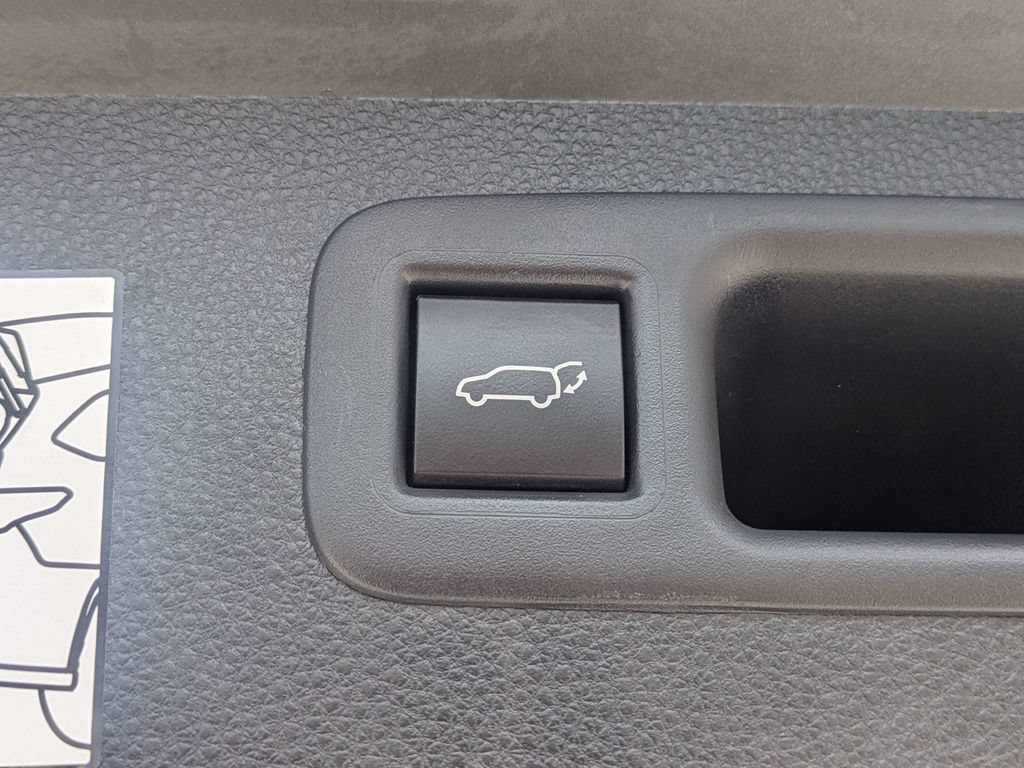 Used 2022 Toyota Highlander Limited FWD image 12