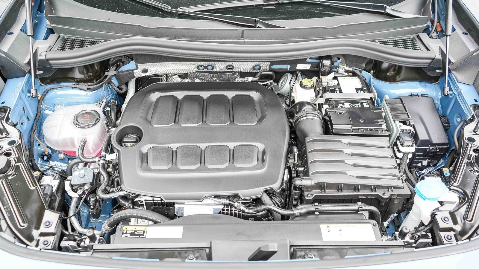 Used 2025 Volkswagen Tiguan SE R-Line image 27