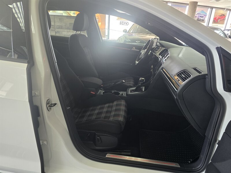 Used 2017 Volkswagen Golf 4-Door FWD image 14