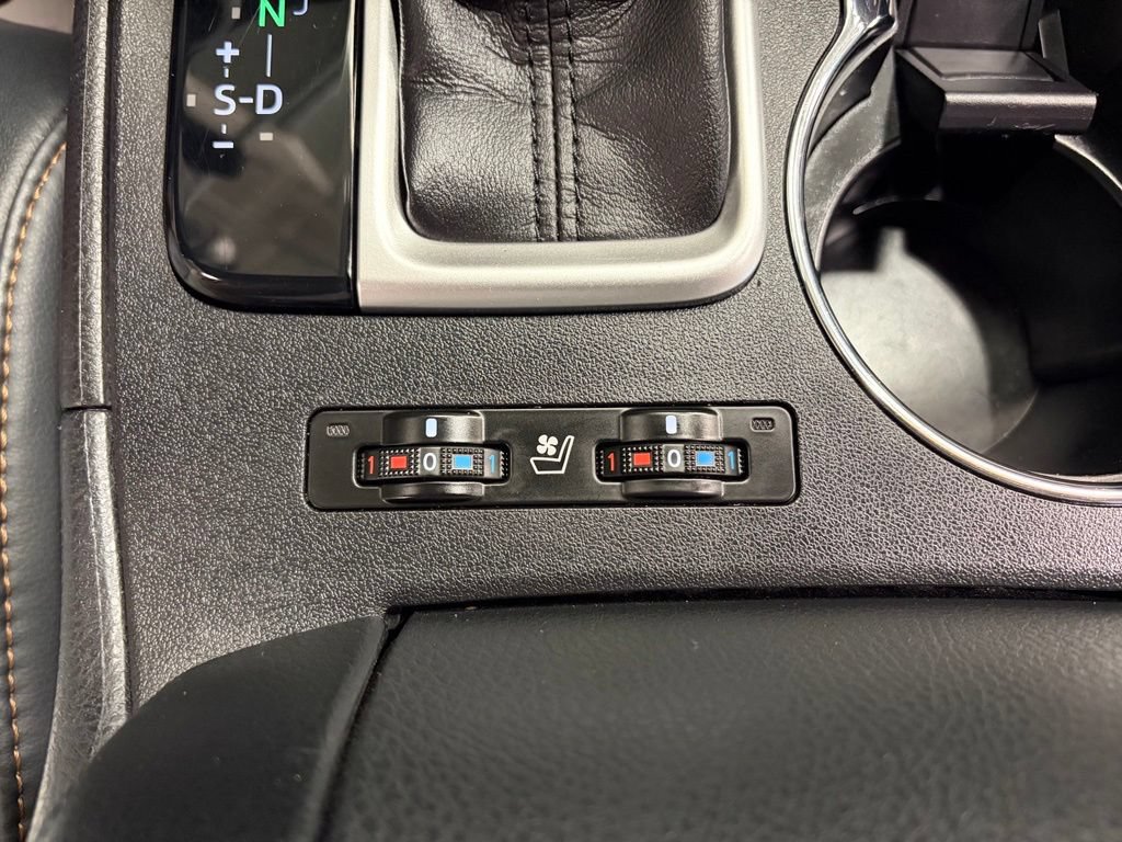 Used 2017 Toyota Highlander Limited AWD/4WD image 25