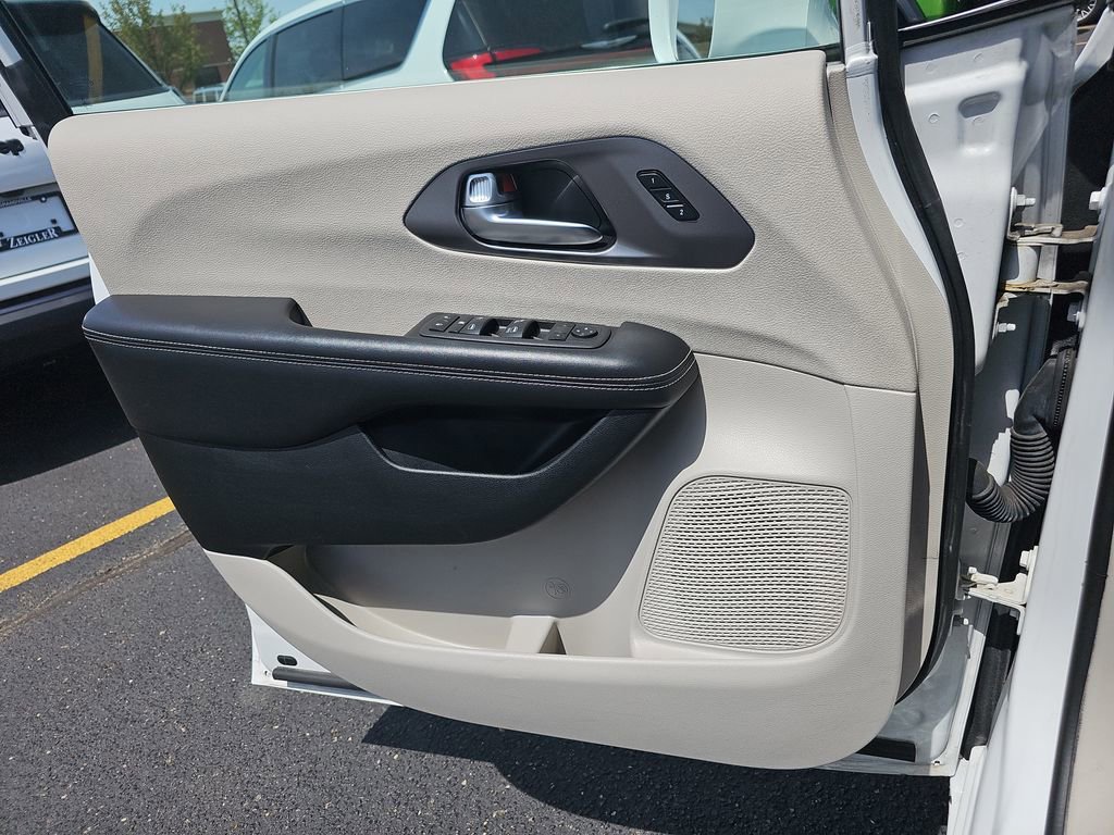 Certified 2022 Chrysler Pacifica Touring-L FWD image 28