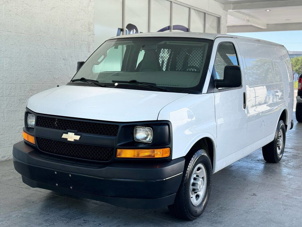 Used 2017 Chevrolet Express 2500 RWD image 1