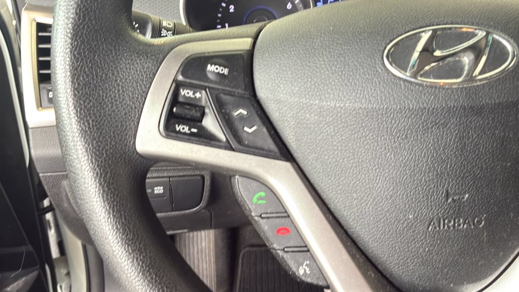 Used 2016 Hyundai Veloster FWD image 34